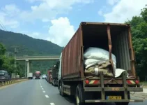 carreta tomba em viaduto
